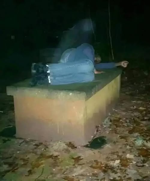 This man slept on his mother’s grave every day, never leaving her side. People couldn’t believe it.
